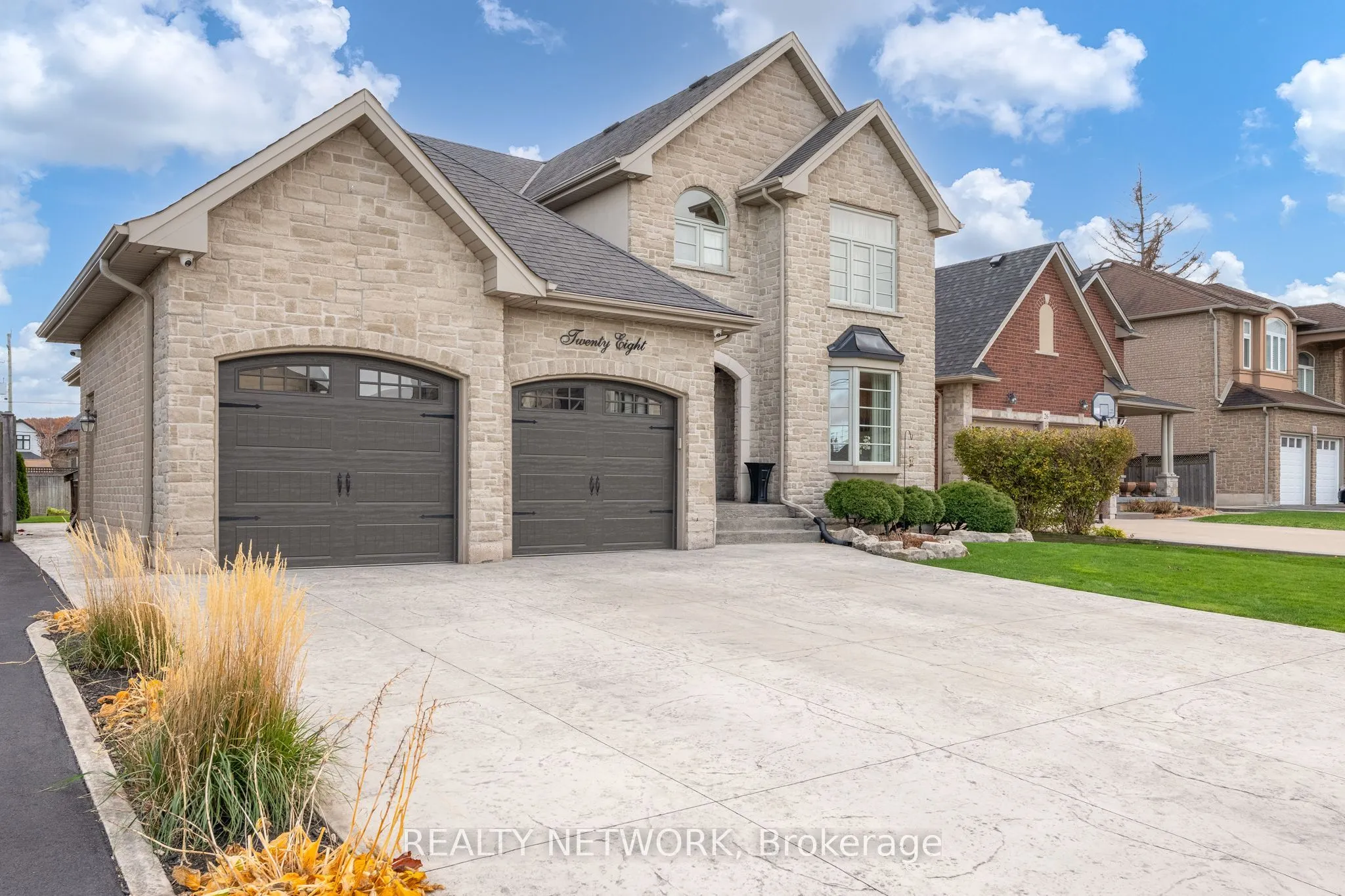 28 Southmeadow Crescent, ON L8G 3E5