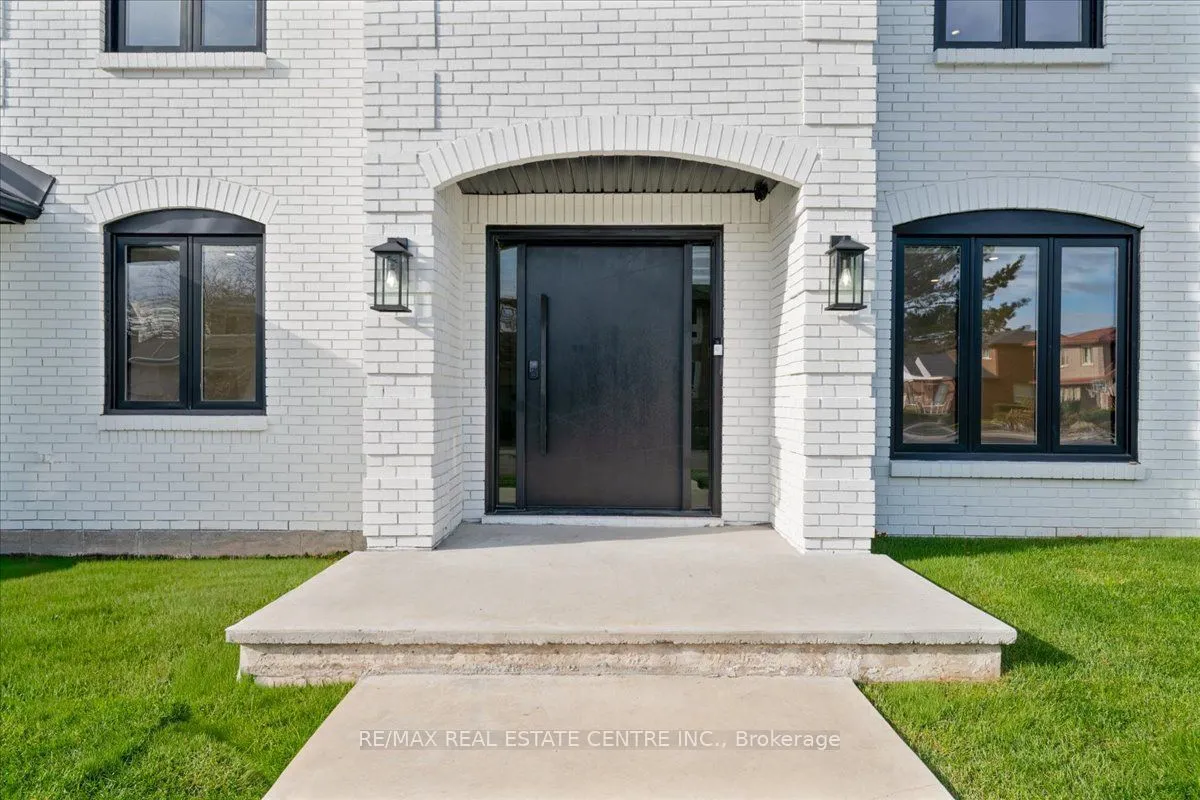 32 Elena Court, ON L9C 7P7