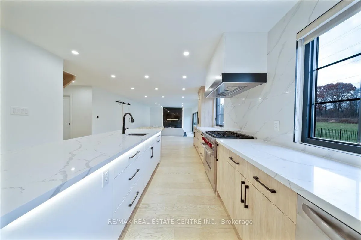 32 Elena Court, ON L9C 7P7