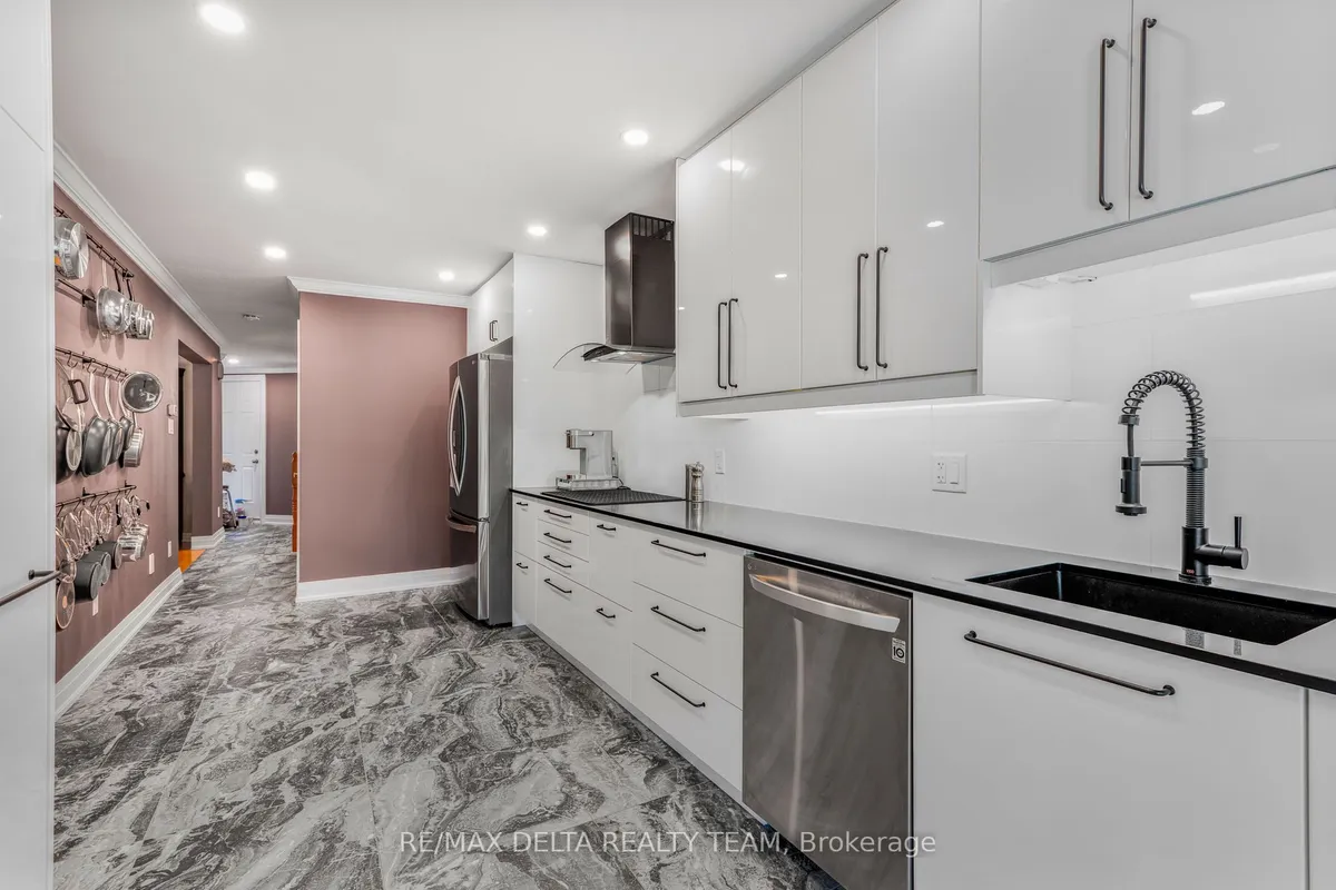 18 LONGSHIRE Circle, ON K2J 4K7