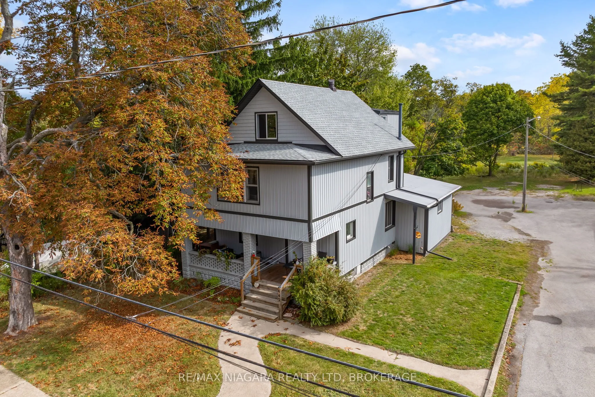 Multiplex living room at 442 RIDGE Road Fort Erie