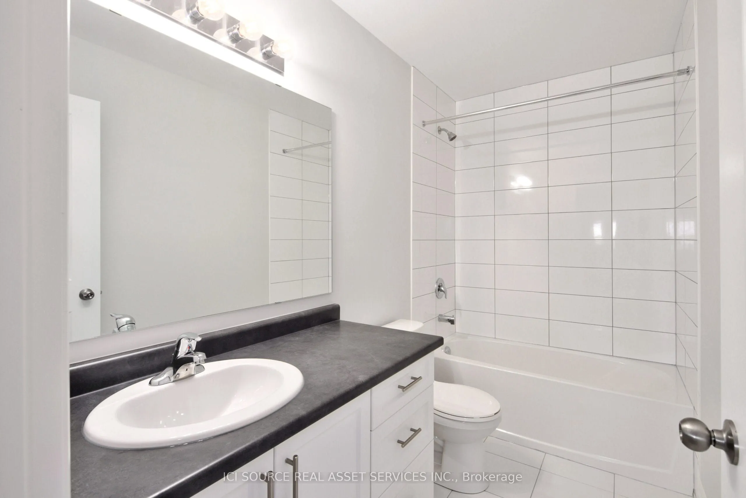 Att/Row/Townhouse kitchen at 680 Wild Rose Drive Gravenhurst