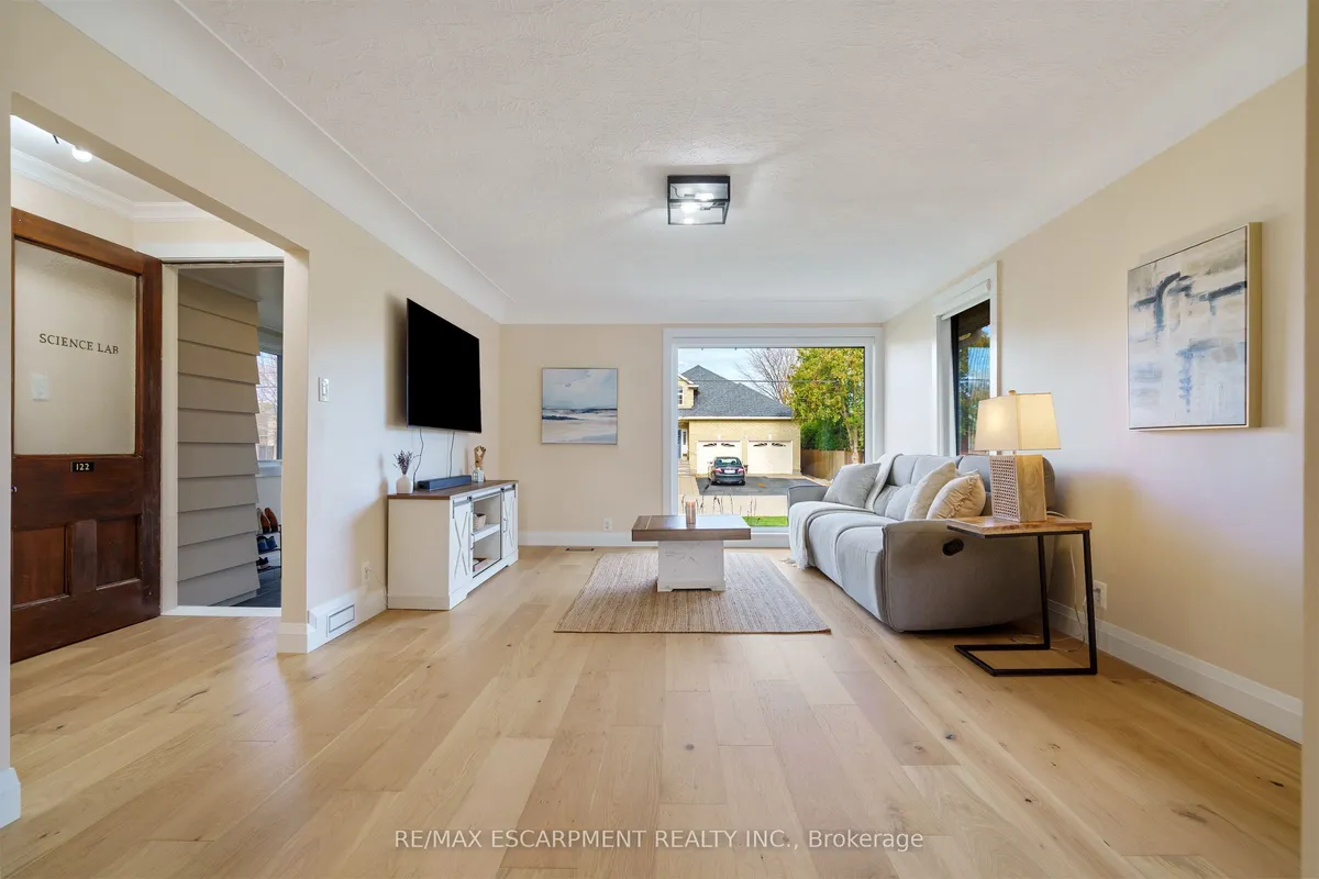 11 MCMASTER Avenue, ON L9H 4M6