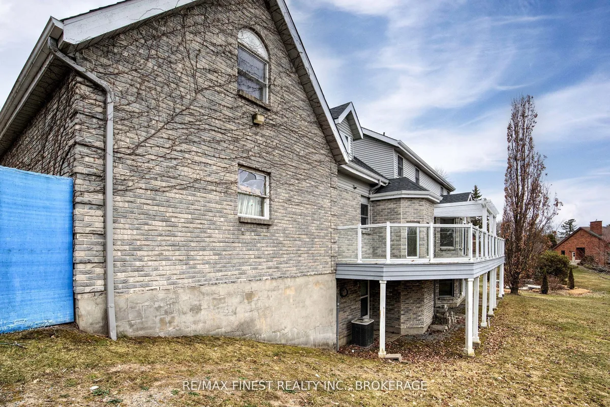 1674 South Boulevard, ON K7L 4V1