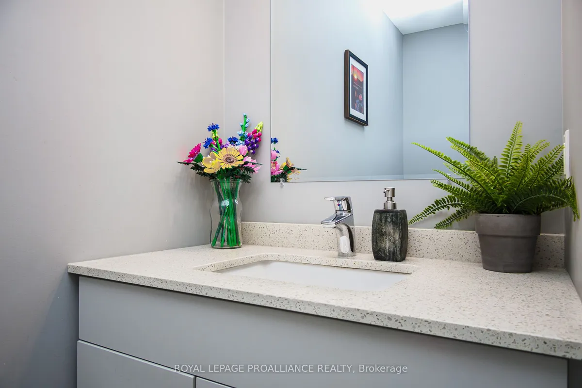 64 College Street, ON K8V 1P9