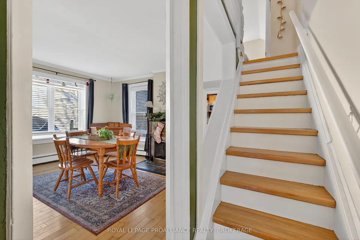 16 Pine Street, ON K7K 1W1