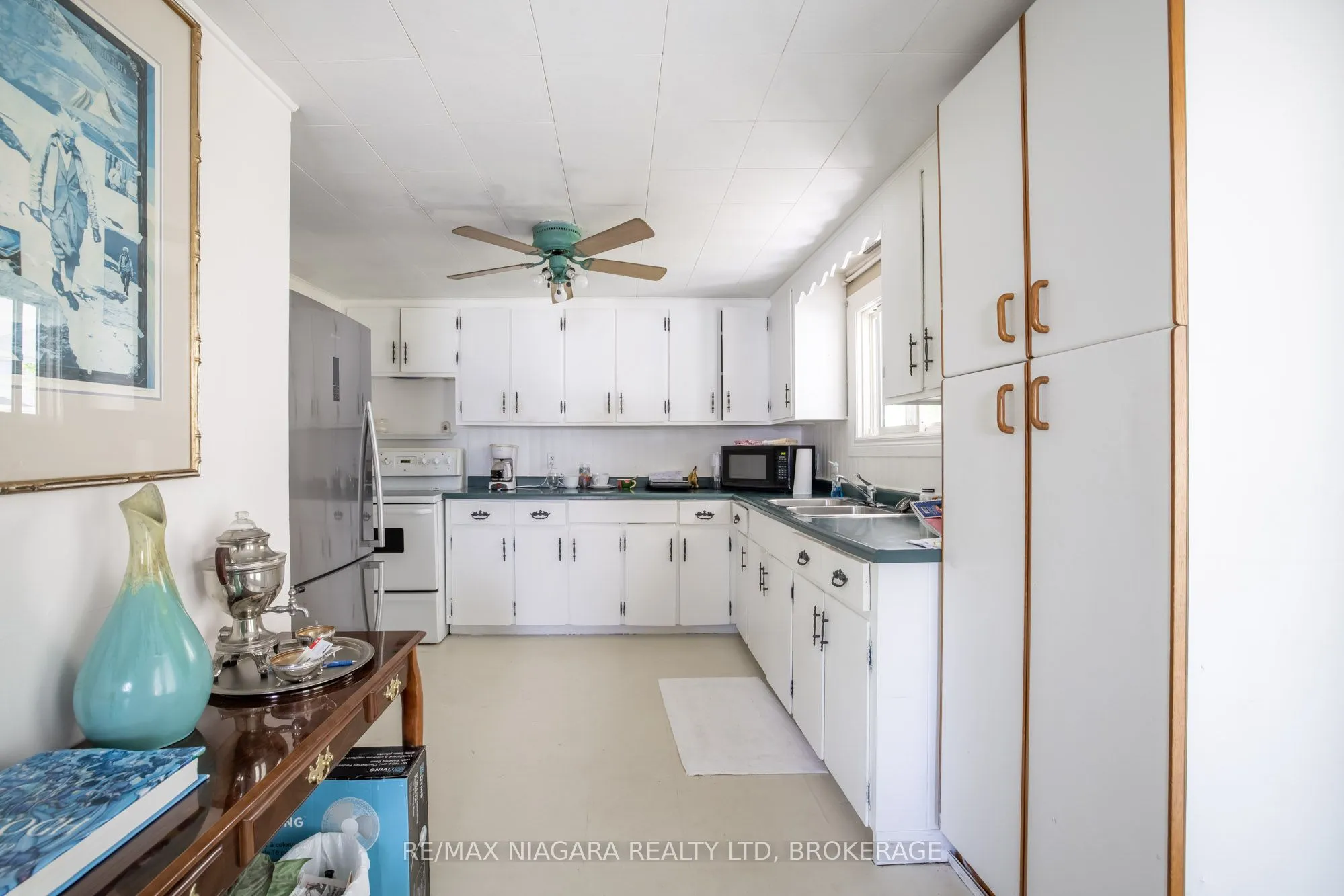 Detached kitchen at 434 Crescent Road Fort Erie