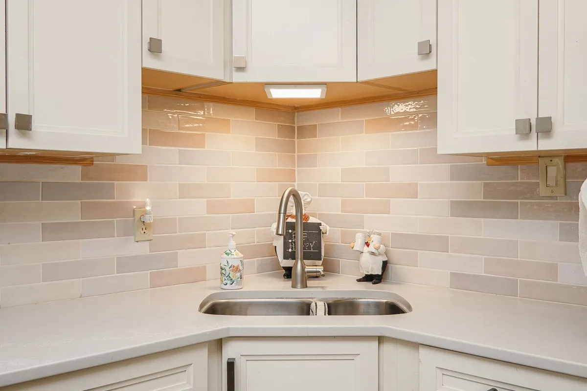 10 Devere Gardens, ON K8V 3M3