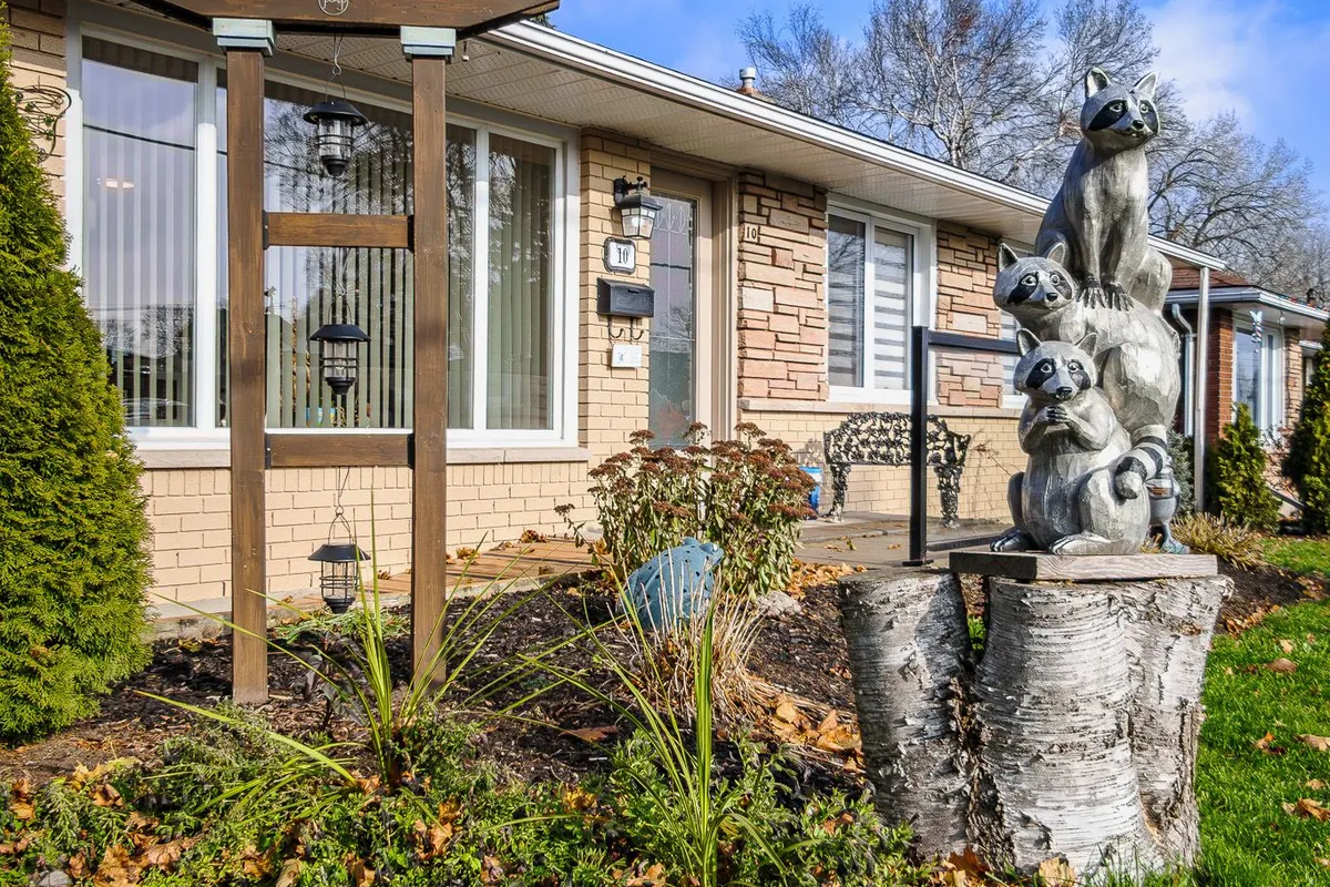 10 Devere Gardens, ON K8V 3M3