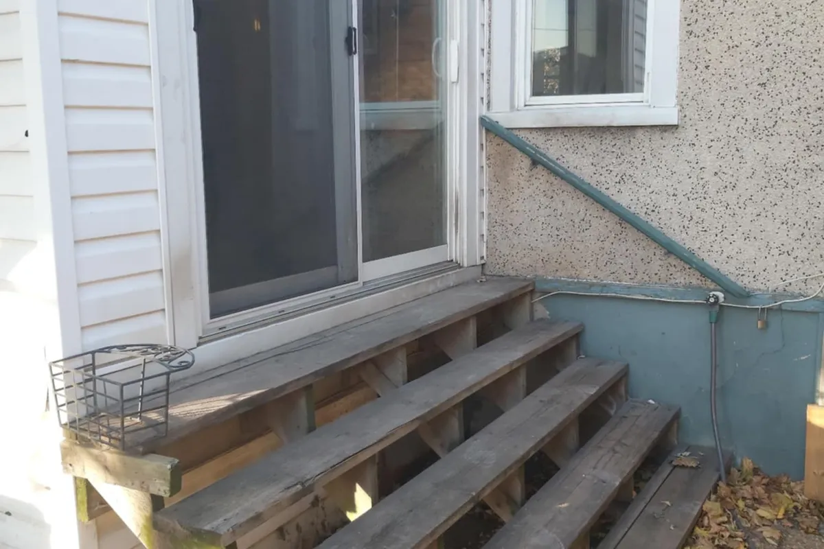 82 Cambridge Avenue, ON L8H 1T6