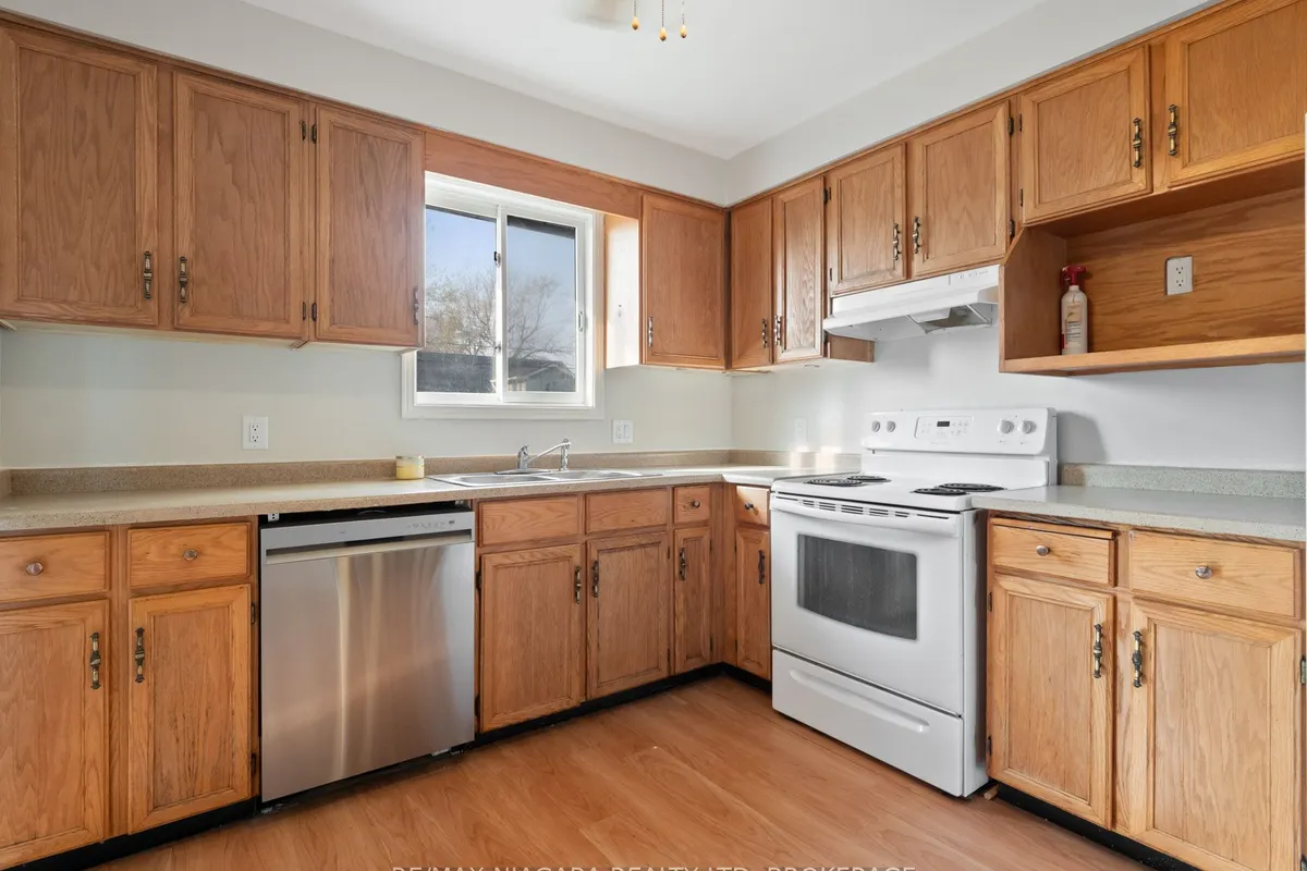 403 Parkdale Avenue, ON L2A 5A7