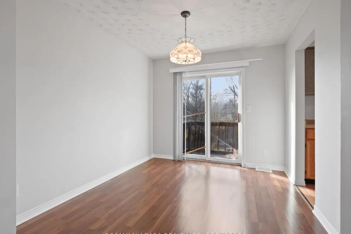 403 Parkdale Avenue, ON L2A 5A7