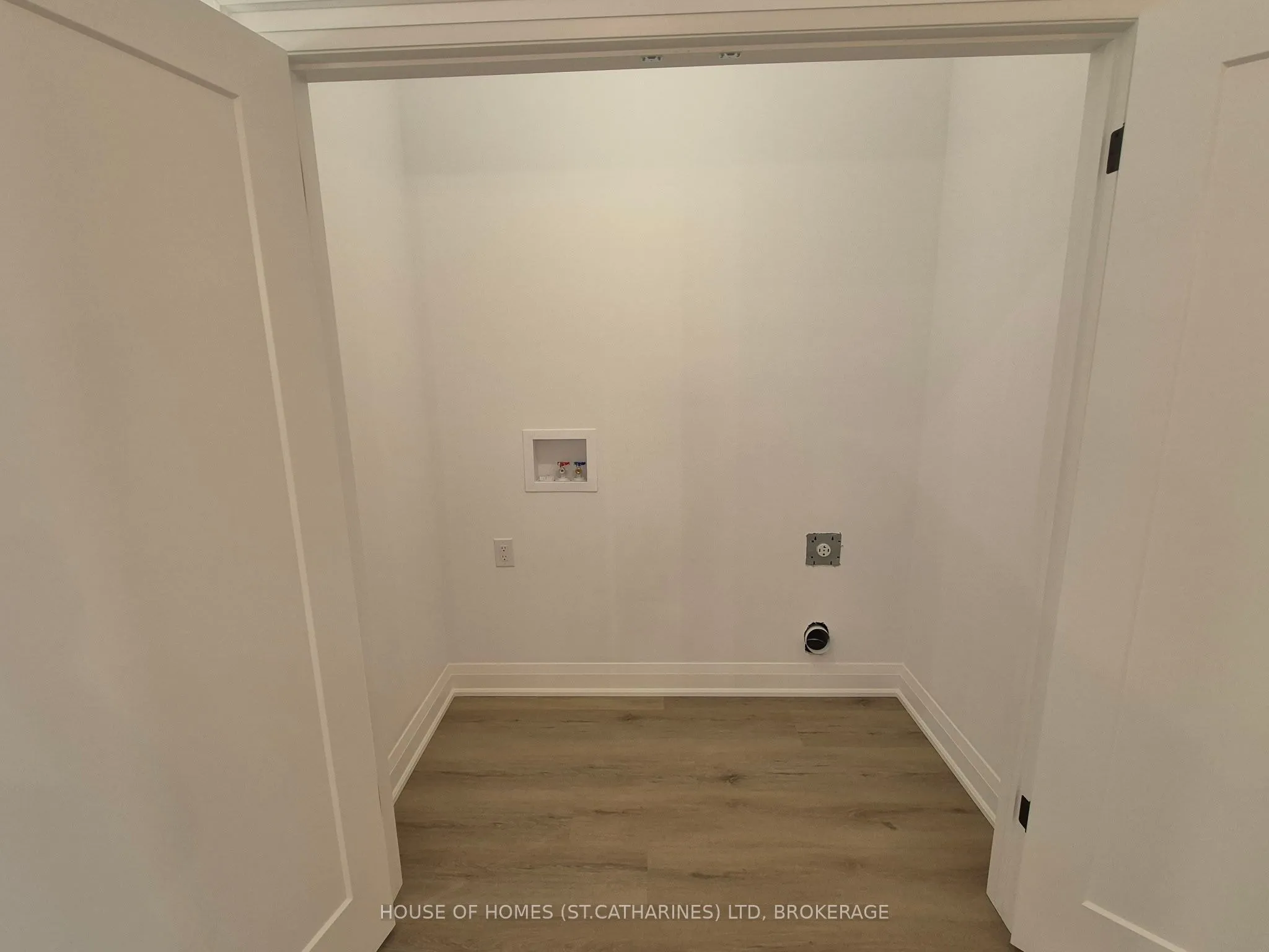 Att/Row/Townhouse kitchen at 4104 VILLAGE CREEK Drive Fort Erie