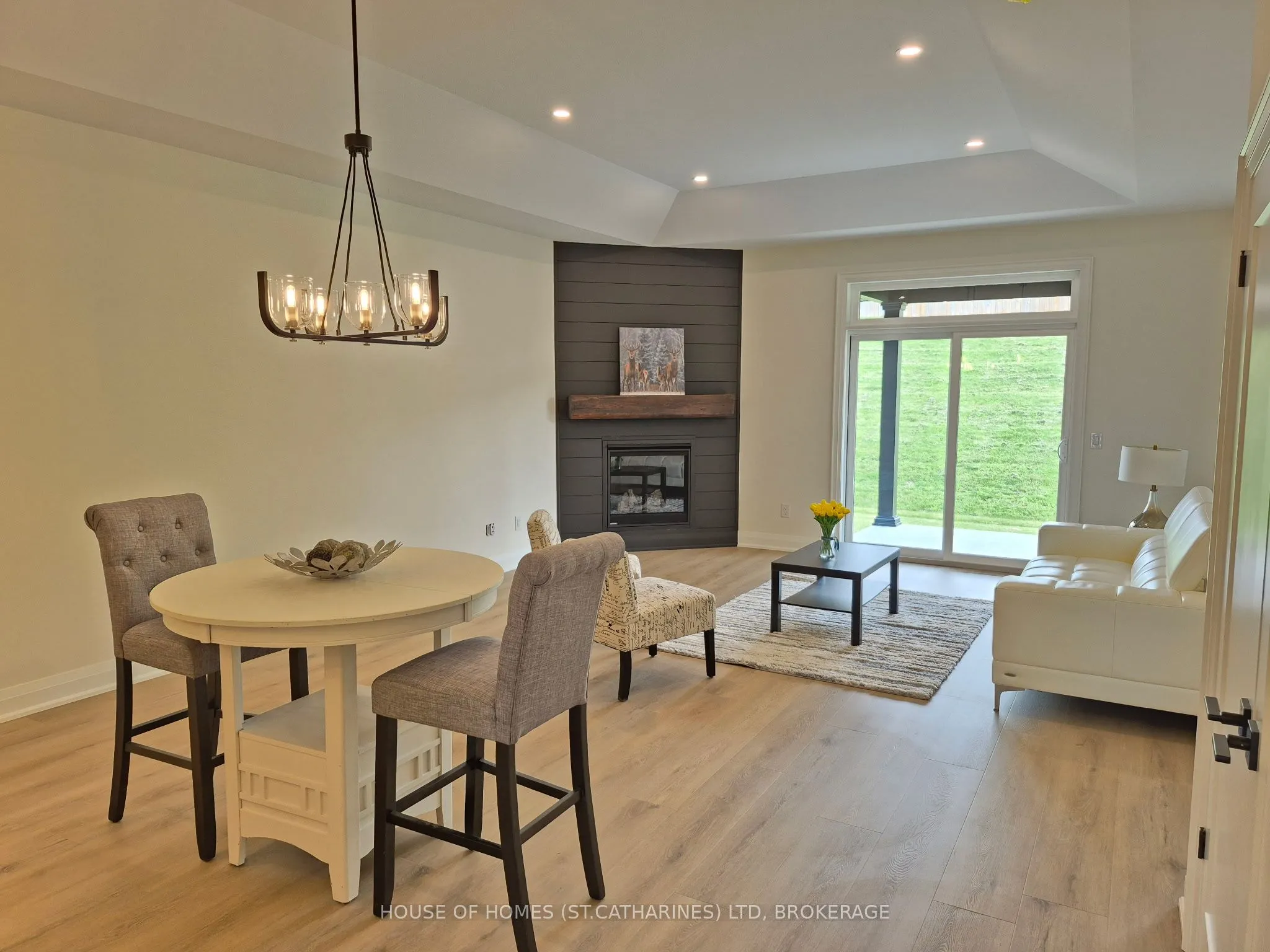 Att/Row/Townhouse living room at 4104 VILLAGE CREEK Drive Fort Erie