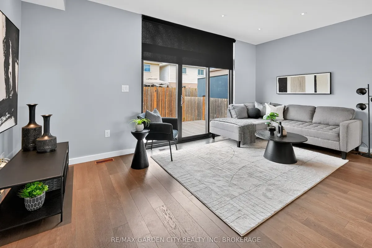 Detached interior view at 12 1/2 BEAMER Court Thorold