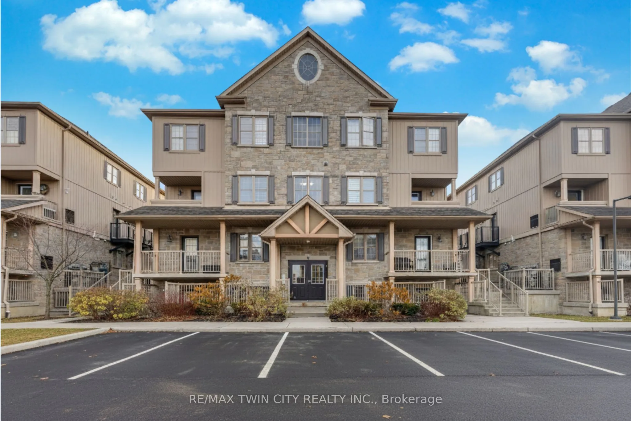 Condo Townhouse 1 bedroom 1 bathroom at 1460 Highland Road in Kitchener - MLS# X12575096