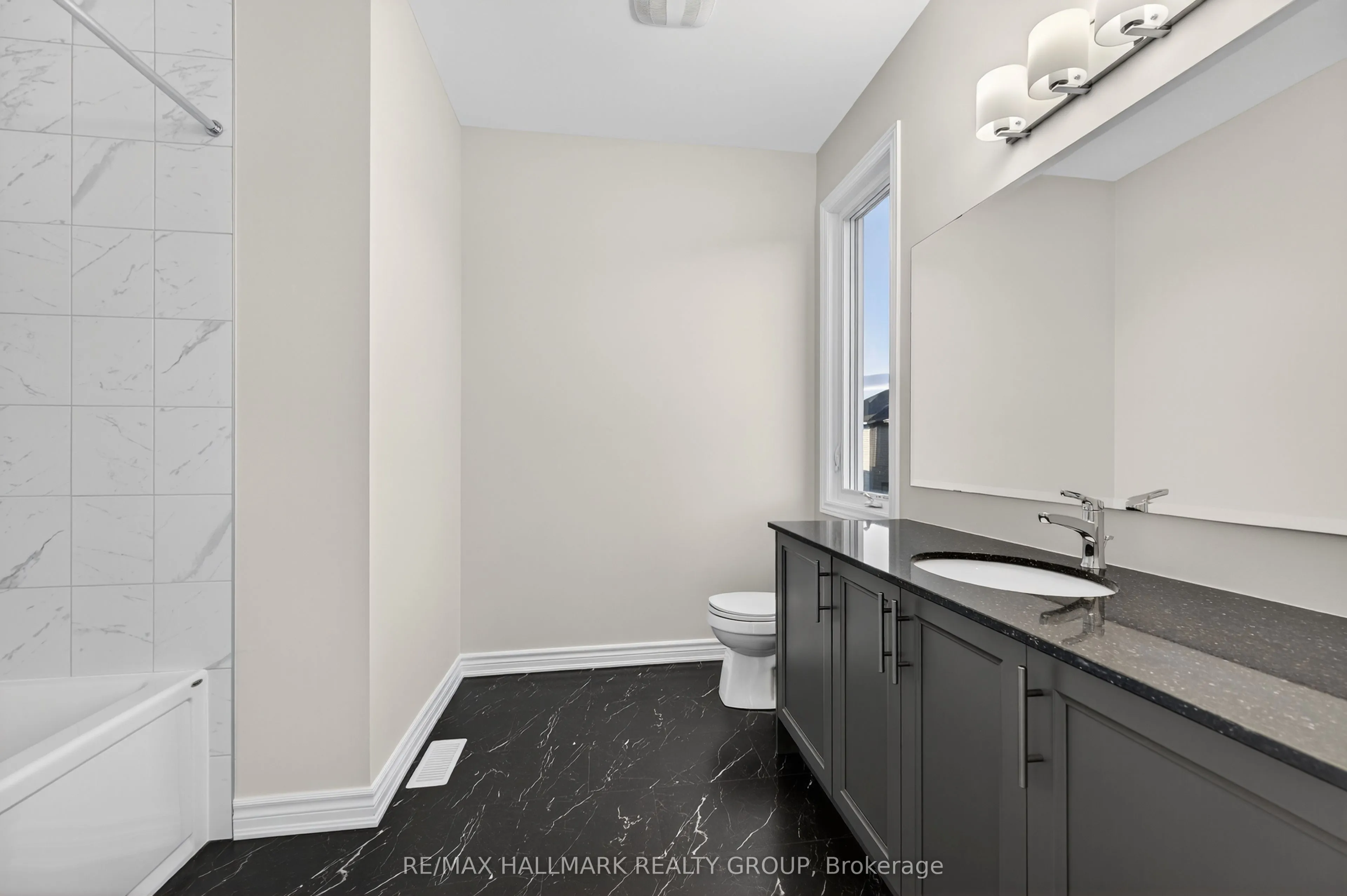 Detached kitchen at 258 Sapling Grove Barrhaven