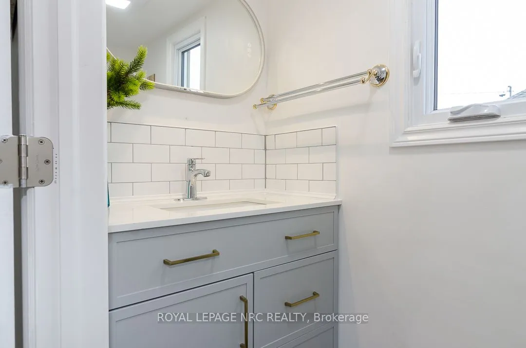 Detached kitchen at 84 Idylewylde Place Fort Erie