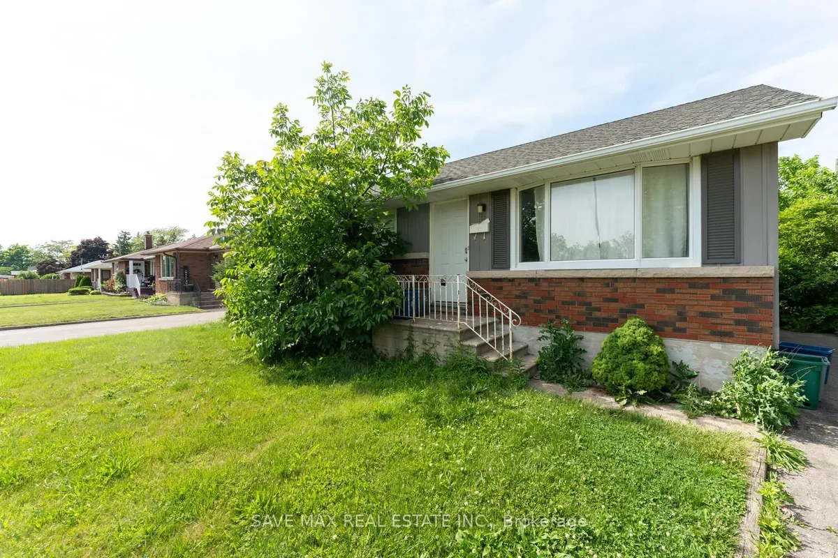 Detached living room at 52 Broderick Avenue Thorold