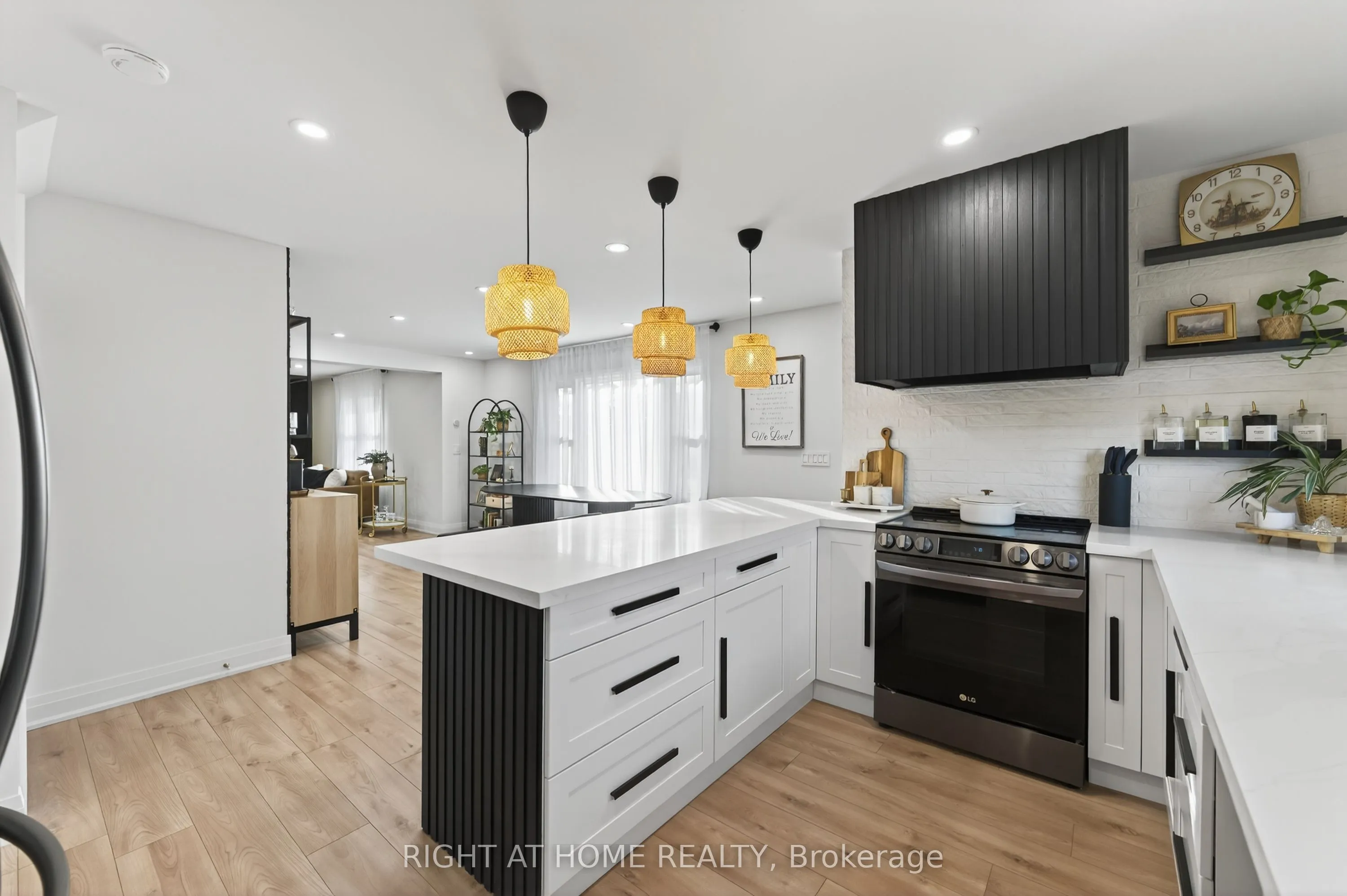 Detached interior view at 1234 SPEARS Road Fort Erie