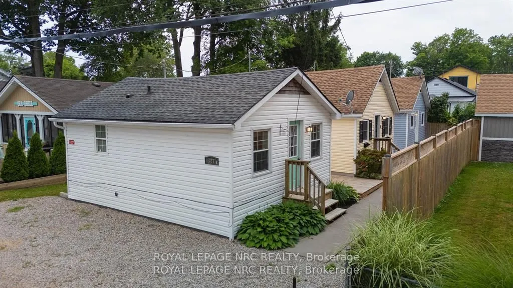 Triplex 3 bedroom 3 bathroom at 387 Elmwood Avenue in Fort Erie - MLS# X12586452