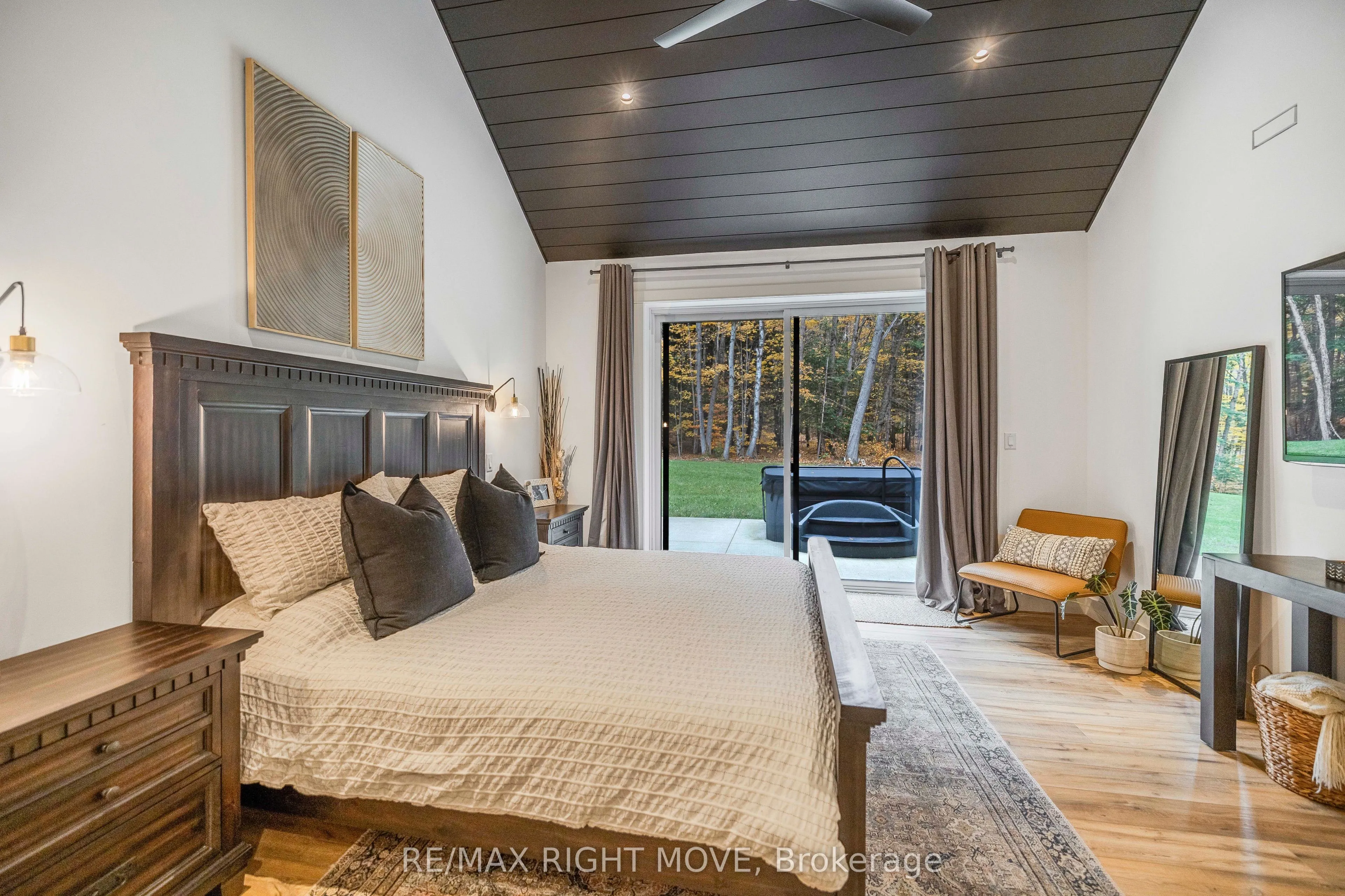 Detached kitchen at 1025 Davis Drive Gravenhurst