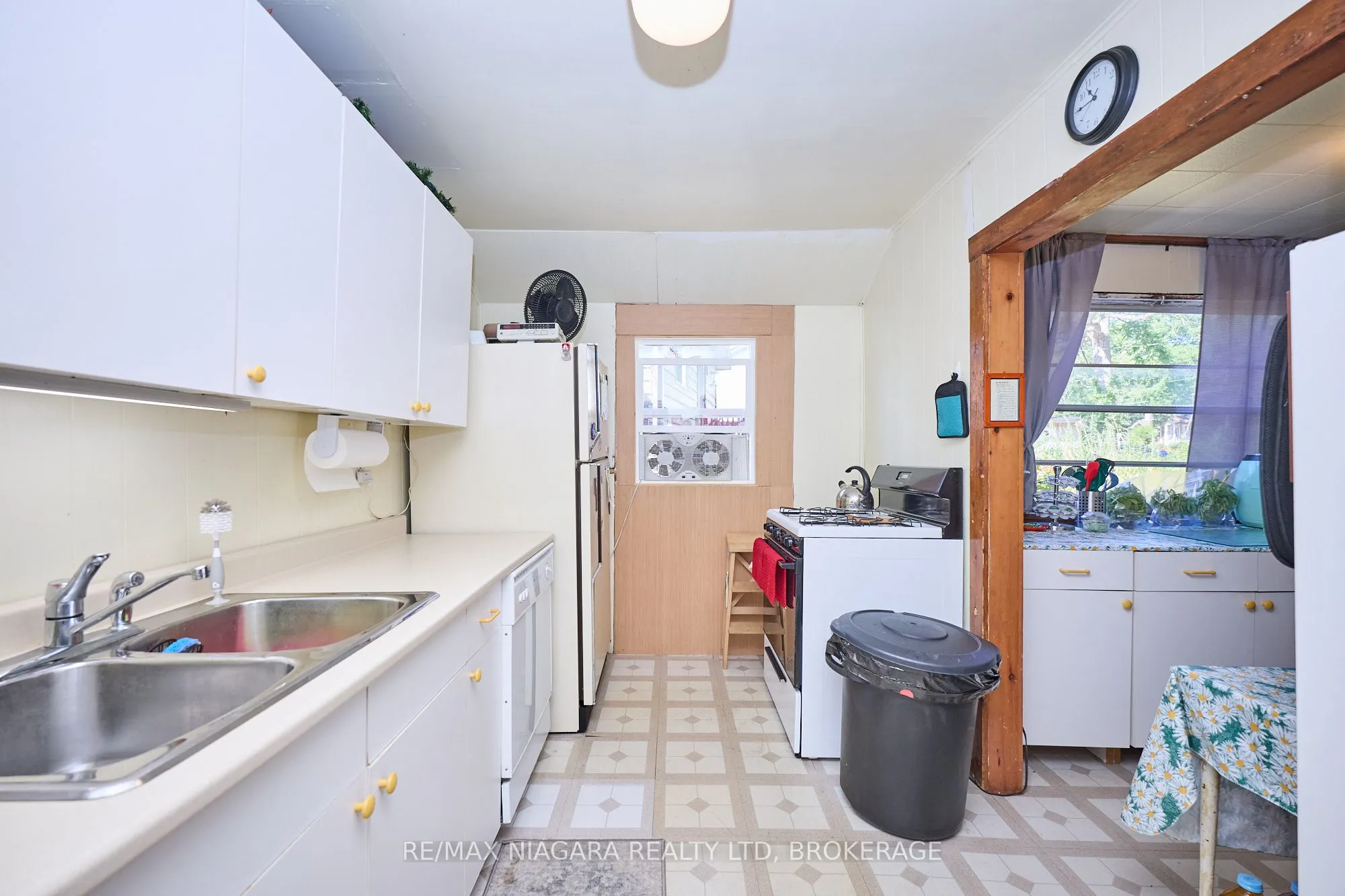 Detached interior view at 3803 Terrace Lane Fort Erie