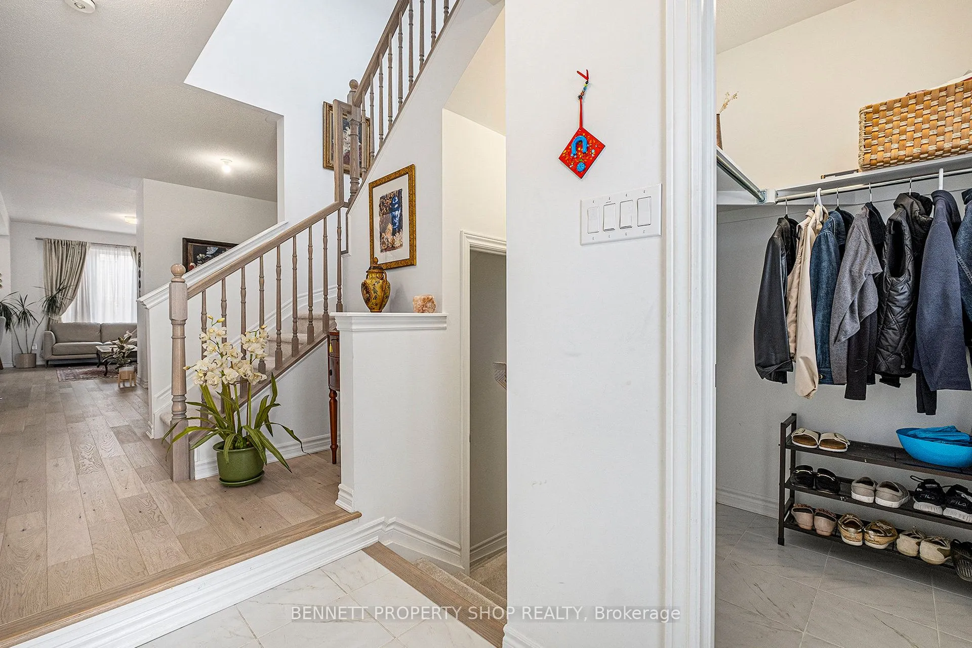 Att/Row/Townhouse living room at 533 Rye Grass Way Barrhaven