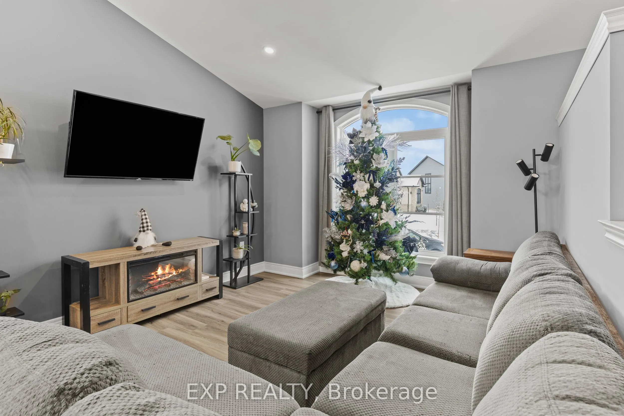 Detached living room at 2756 Arrowsmith Court Fort Erie