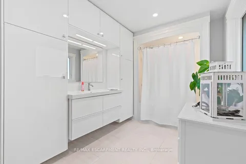 9263 Lincoln Street, Niagara Falls, ON L3B 5N7