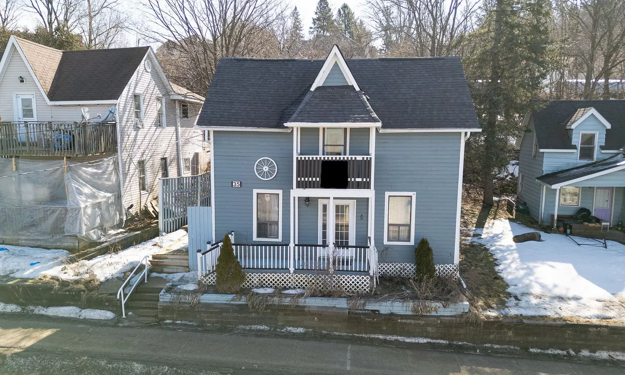 35 Main St, Huntsville, ON P1H 1W9