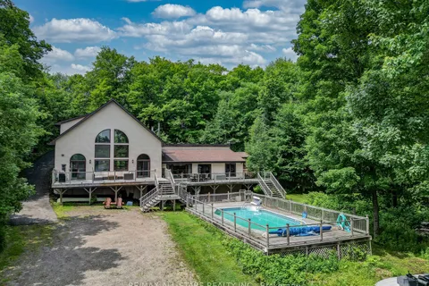 1013 Merrick Dr, Bracebridge, ON P1L 1X1