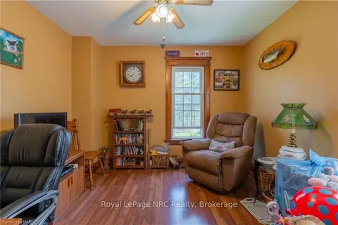 7826 Netherby Rd, Niagara Falls, ON L3B 5N7