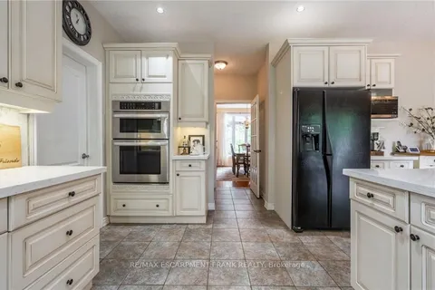 718 Rymal Road, Hamilton, ON L8W 1B3