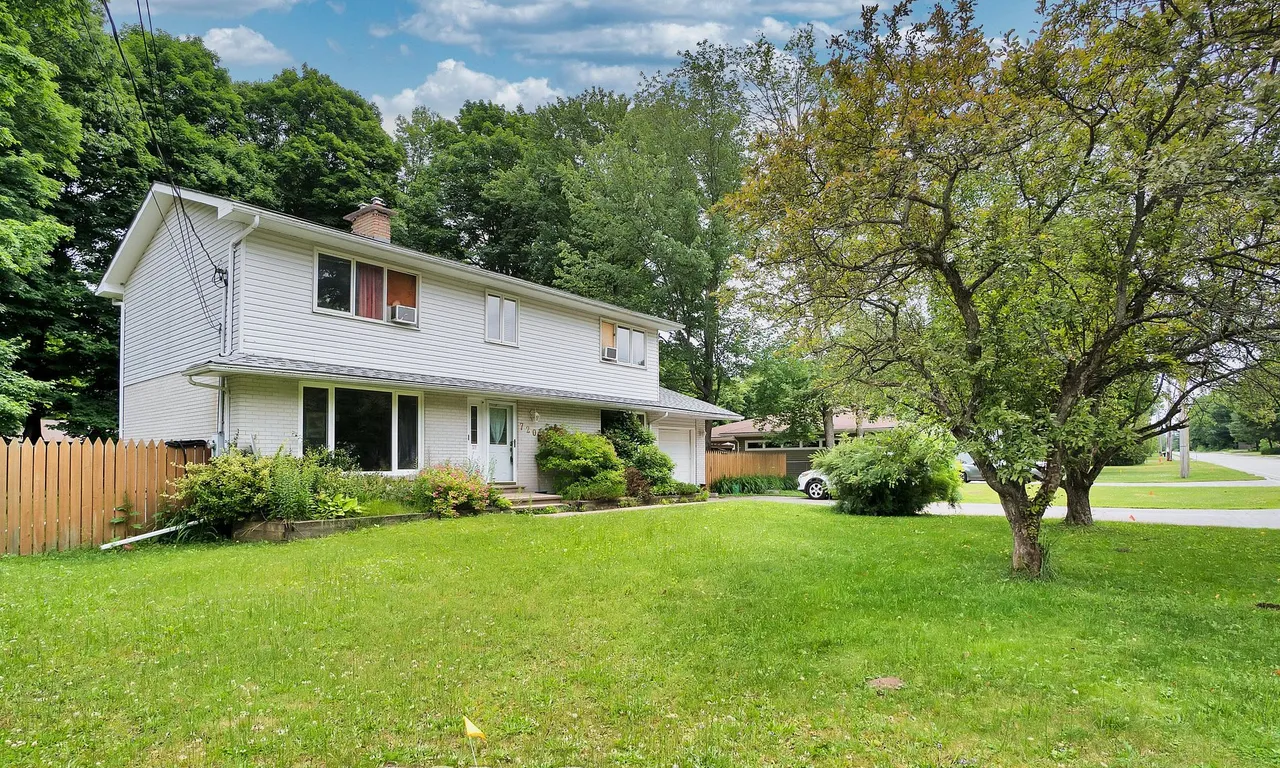 720 Muskoka Beach Rd, Gravenhurst, ON P1P 1B1