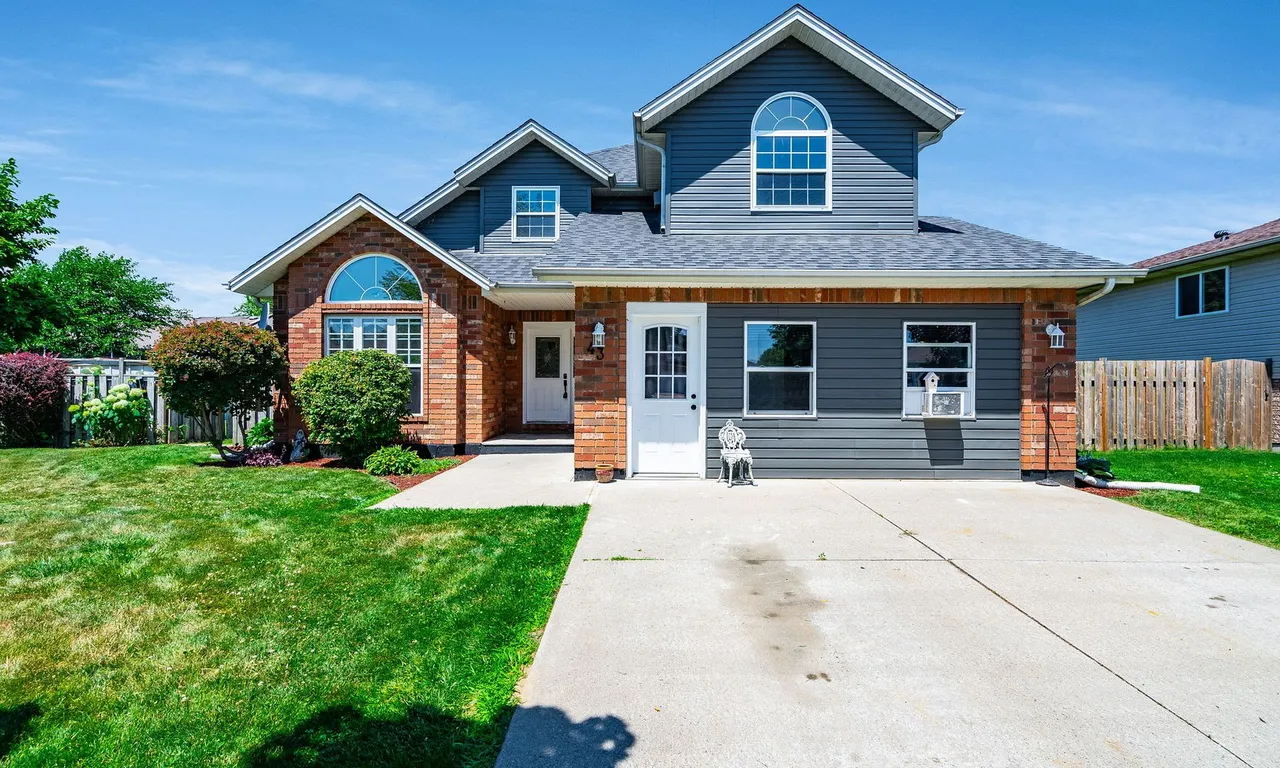 43 Eastgrove Cres, Leamington, ON N8H 5J7