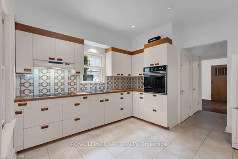 24 SALINA St, St. Catharines, ON L2R 3K3