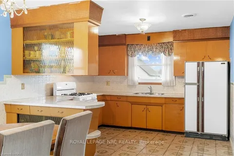 62 CROSS St, Port Colborne, ON L3K 1L2