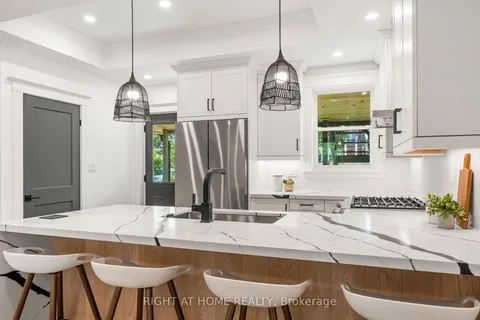 15 Pine St, Hamilton, ON L8P 2A2