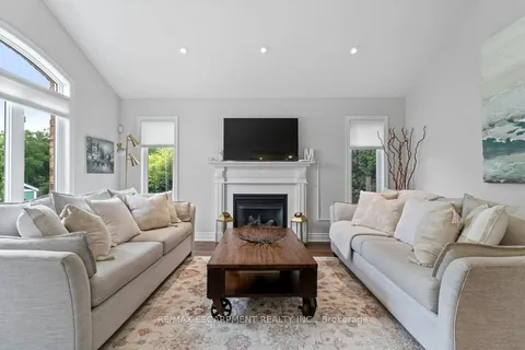 99 VINIFERA Dr, Grimsby, ON L3M 5S6