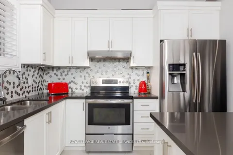 17 Narbonne Cres, Hamilton, ON L8J 0J7