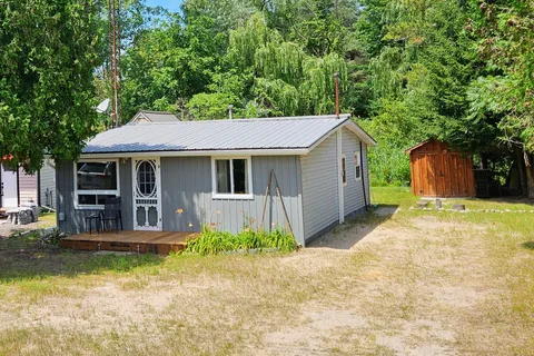 Detached 3 bedroom 1 bathroom at 6346 London Road in Lambton Shores - MLS# X9014944