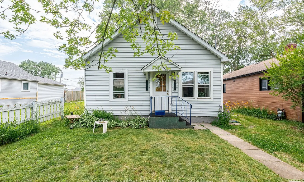 10 Thornton St, St. Catharines, ON L2P 1V1