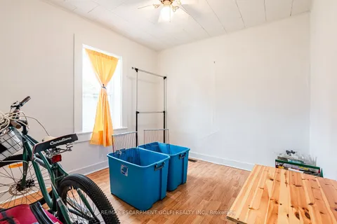 10 Thornton St, St. Catharines, ON L2P 1V1