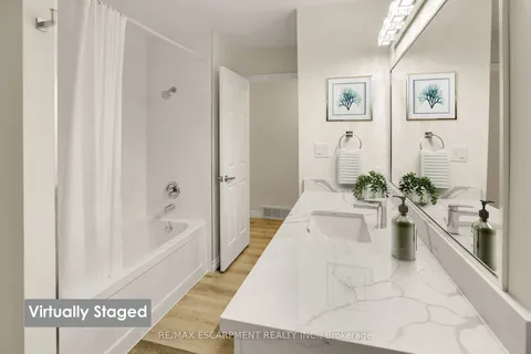 45 Louth St, St. Catharines, ON L2S 2T6