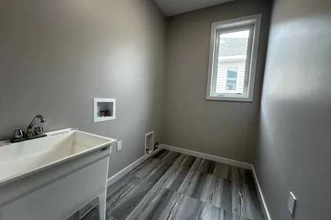 28 Summit Cres, Belleville, ON K8N 2X2