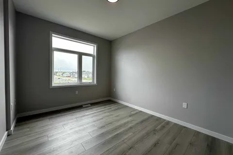 28 Summit Cres, Belleville, ON K8N 2X2