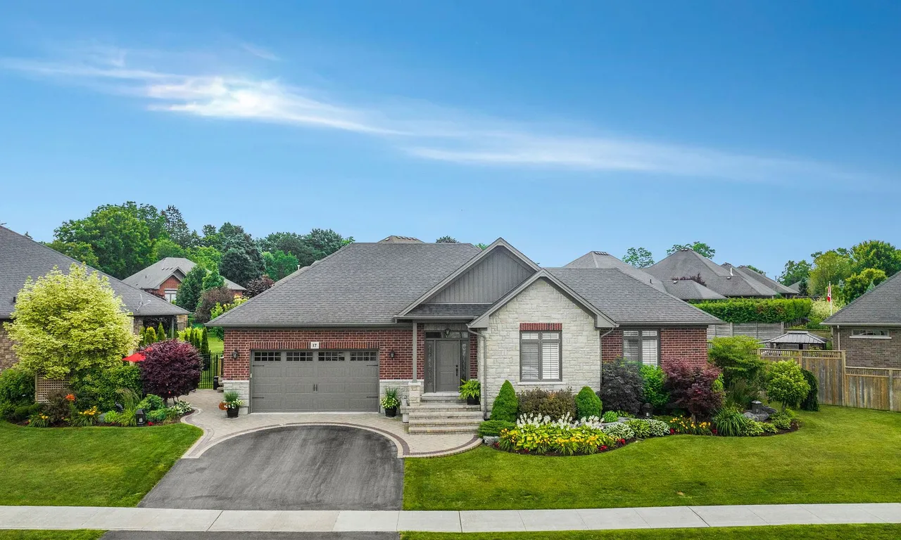 17 Rosslyn Dr, Brighton, ON K0K 1H0