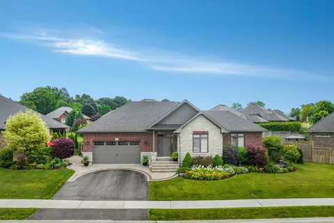 17 Rosslyn Dr, Brighton, ON K0K 1H0
