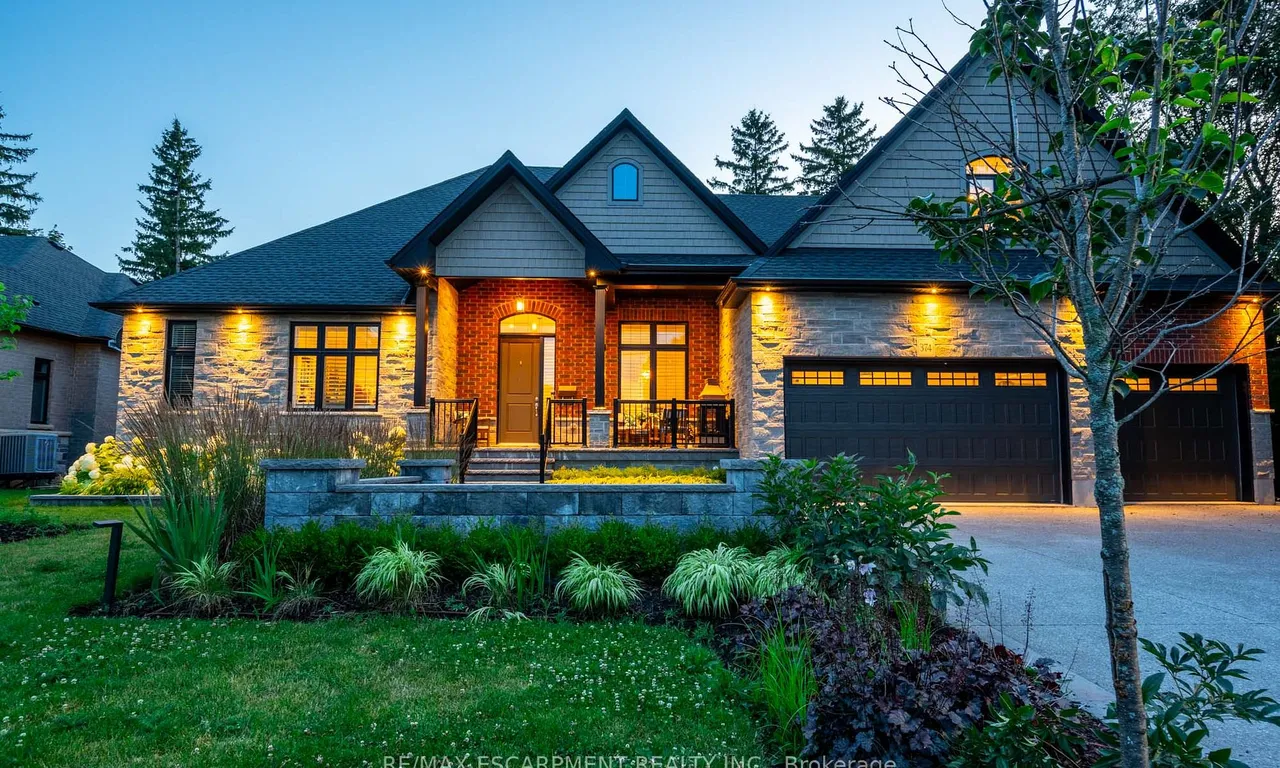 374 Woodworth Dr, Hamilton, ON L9G 2N3